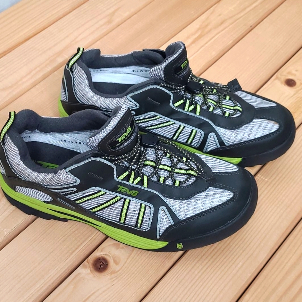 TEVA sz6 waterproof shoes gently used pull ties